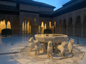 Fuente de los Leones de la Alhambra anocheciendo